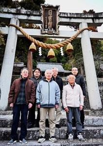 赤後寺を案内する世話役（氏子総代）＝テス提供＝