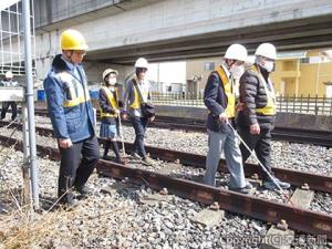 東日本盲導犬協会と合同で、異常時の線路内歩行訓練を実施（ＪＲ東日本大宮支社提供）