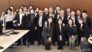 開所式に出席した西田社長（後列中央）ら（ＪＲ東日本ビルディング提供）