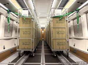 23日にデビューする日本初の荷物専用新幹線。Ｅ３系１編成を改造した＝盛岡新幹線車両センター＝（ＪＲ東日本提供）