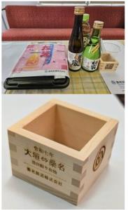 昨年運行された「枡酒列車」の車内（養老鉄道提供）