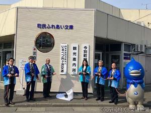 除幕を行った菅原理事長（左から２人目）、阿部町長（同３人目）、山﨑町長（同４人目）ら（NPO法人いまべつ外ヶ浜交通提供）