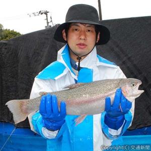 丹精込めて育てたサイモンを収獲した廣瀬社員