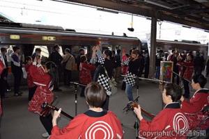 熱田駅下り３番線ホームでは、沿線自治体や地域の人々、社員らが乗客に対するおもてなし企画が行われた（ＪＲ東海提供）