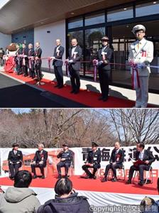 ㊤テープカットを行う木村副本部長（右から４人目）、氏森支社長（同３人目）ら ㊦プロジェクトメンバーらも登壇したトークセッション