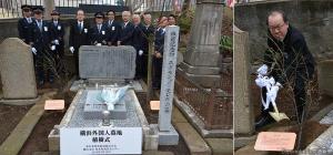 ㊧植樹式に参列した関係者㊨植樹する矢野支社長（ＪＲ東日本横浜支社提供） 