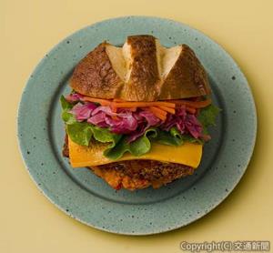 「トマトソース香る鯖カツプレッツェルバーガー～特製リゾット仕立て～」＝イメージ＝（ＪＲ―Ｃｒｏｓｓ提供） 