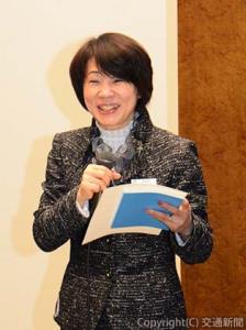 あいさつする中川会長