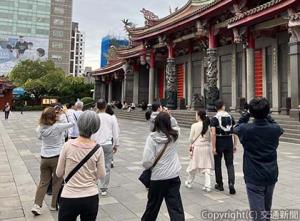 台北市内のウオーキングレッスンを楽しむ参加者（ＪＲ東日本提供）