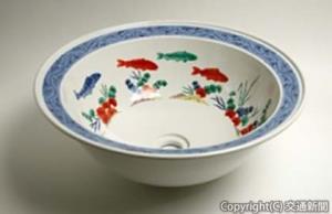 十四代酒井田柿右衛門による洗面鉢（ＪＲ九州提供）