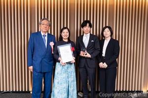 授賞式に出席した小西氏（左から２人目）＝ＪＲ東日本提供＝