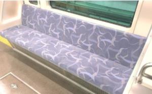 リニューアルした車両の座席シート（多摩都市モノレール提供）