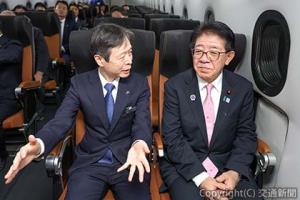 丹羽社長（左）の説明に耳を傾けながら試験車両に試乗する金子大臣（ＪＲ東海提供） 