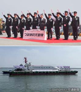 ㊤出航合図を送る古宮社長（右から５人目）と熊本エリアの全駅長㊦熊本港から航海に出る「つばめ」運搬船