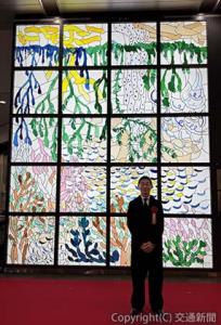 自身の作品と記念撮影を行う皆川氏