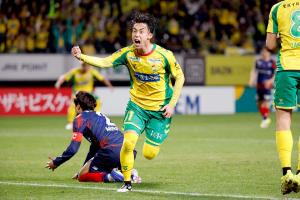 後半から出場し、一時は同点となるゴールを決めた安井（ジェフ千葉・ＦＣ東京戦）ⒸＪＥＦＵＮＩＴＥＤ