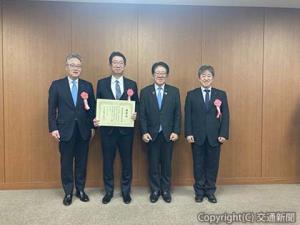 表彰式に出席した金子大臣（右から２人目）、井上副社長（同３人目）、佐伯本部長（左端）、関谷部長（右端）＝ＪＲ西日本提供＝