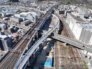 土木工事がほぼ完了した福島駅の山形新幹線アプローチ線（中央）＝ＪＲ東日本提供＝