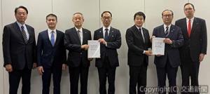 大野知事と清水市長が鉄道建設・運輸施設整備支援機構の藤田耕三理事長、埼玉高速鉄道の平野邦彦社長に要請書を手渡した