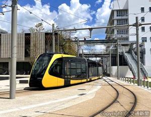 宇都宮ライトレール「ＨＵ３００形」は輸送力とデザイン性を兼ね備え、好調な利用で注目を集めている（新潟トランシス提供）