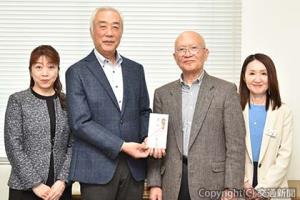 贈呈式に臨んだ許斐団長（左から２人目）、大熊会長（同３人目）ら