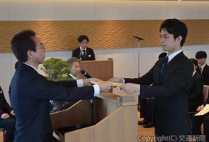 辞令を交付する池田社長（左）