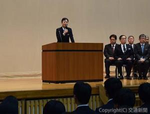 あいさつする丹羽社長