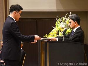  辞令を交付する犬飼社長（右）