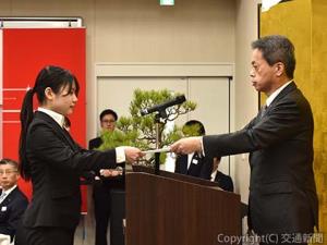 辞令を交付する古宮社長（右）