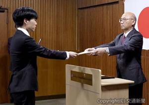 辞令を交付する渡辺理事長（右）