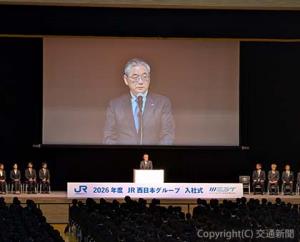 あいさつする倉坂社長