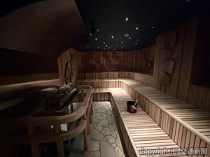 ウェスタンレッドシダーをふんだんに使ったサウナ室内（西武レクリエーション提供）