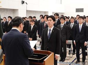 辞令を交付する綿貫社長（左）