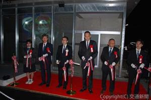 テープカットした四之宮社長（左から２人目）、池田知事（同３人目）ら
