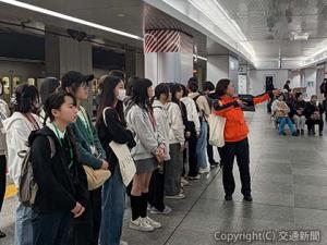 大阪駅うめきたエリアで女子中高生を対象に、鉄道現場の最前線を体験する特別ツアーを行った