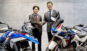 基本合意を締結した寺本巧ＪＴＢ訪日インバウンド共創部長（右）と松崎 城MOTO TOURS JAPAN取締役（ＪＴＢ提供）