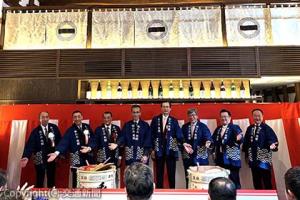 式典に参加した小泉支社長（右端）、田口市長（右から２人目）、安藤会長（同４人目）ら