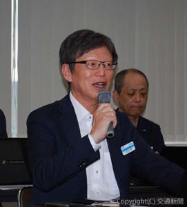 総合各長会議で本年度の方針を説明する四之宮社長