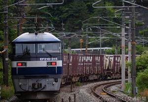 プッシュ・プル方式で「セノハチ越え」を走る貨物列車（ＪＲ貨物提供）