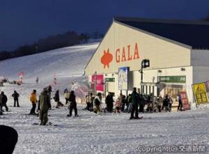 ナイター営業でにぎわうＧＡＬＡ湯沢スキー場（ガーラ湯沢提供）