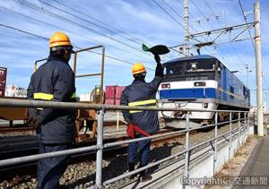 プッシュ・プル方式の運転のため補機を連結する作業