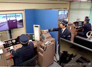 吹田機関区の運転シミュレータ。本務機（奥）用と補機用のセットで運転訓練を行う（ＪＲ貨物提供）