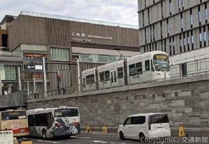 50パーミルの急勾配を駆け上がってＪＲ広島駅ビルに入線する広電。電車の多くは低床で、停留所から大きな段差なしで乗降できます