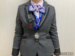 胸部に装着する駅係員向けウェアラブルカメラ（小田急電鉄提供）
