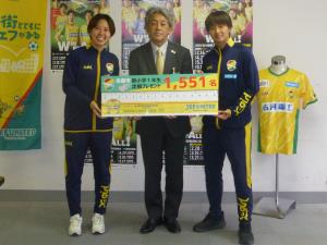 記念撮影に臨む（左から）藤代選手、藤谷教育長、林選手