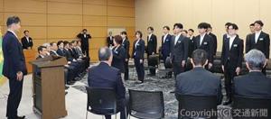 林屋所長（左）を前に決意表明する受講生代表（ＪＲ東日本提供）