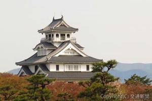 長浜城跡に建つ「長浜城歴史博物館」。天守からは琵琶湖を一望できる（びわこビジターズビューロー提供） 