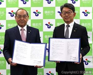 協定書を交わす犬飼社長（右）と長﨑市長（ＪＲ貨物提供）