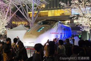 ライトアップされた８００系「つばめ」Ｕ００５編成１号車