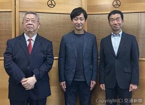 基本協定を締結した白田カンパニー長（右）、樋口高顕千代田区長（中央）ら（ＪＲ―Ｃｒｏｓｓ提供）